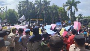 Ratusan-tenaga-honorer-menggelar-aksi-d.jpg
