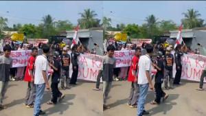 Ratusan-warga-Cileles-Lebak-menggelar-aksi.jpg