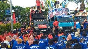 Ribuan-buruh-demo-dari-pelbagai-seri.jpg