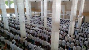 Ribuan-santriwan-Ponpes-Daar-El-Qolam-melaksanakan-sholat-dzuhur-berjamaah.jpg