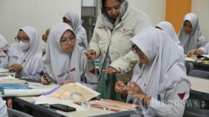 Siswa-melakukan-praktek-didampingi-Dosen-Prodi-Desain-Lasalle-College-Surabaya.jpg