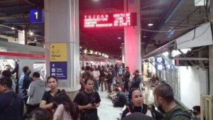 Suasana-Stasiun-Palmerah-saat-gangguan-KA-1772-malam-ini-Selasa-3012024.jpg