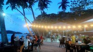 Suasana-di-Hotel-Merak-Beach-saat-petang-Minggu-23102022.jpg