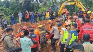Tim-SAR-Gabungan-melakukan-proses-evakuasi-di-lokasi-tanah-longsor-Desa-Cibeunying.jpg
