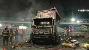 Truk-terbakar-di-dermaga-1-Pelabuhan-Merak.jpg