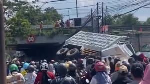 Truk-terjun-dari-tol.jpg