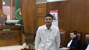 Vadel-Badjideh-di-ruang-sidang.jpg