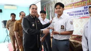 Wali-Kota-Serang-Budi-Rustandi-memberikan-KTP-el.jpg