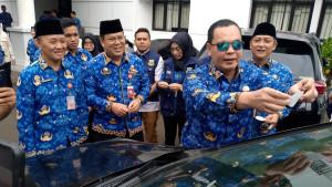 Wali-Kota-Serang-Budi-Rustandi-menempelkan-stiker.jpg