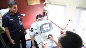 Wali-Kota-Serang-Budi-Rustandi-saat-memeriksa-mata-di-Rail-Clinic.jpg