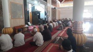 Warga-Kota-Serang-menunaikan-ibadah-Salat-Gerhana-di-Masjid-Agung-Ats-Tsauroh.jpg