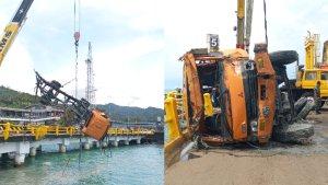 bangkai-truk-semen-23-ton-yang-tercebur-di-dermaga-5-dievakuasi.jpg