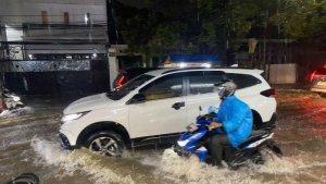 banjir-di-Nusa-Loka-Serpong.jpg