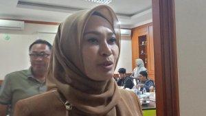 bupati-pandeglang-irna-narulita-jalan.jpg
