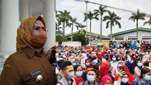 bupati-serang-ratu-tatu-chasanah-phk-buruh.jpg