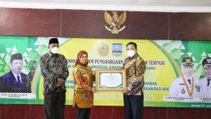 bupati-serang-ratu-tatu-terima-penghargaan-dari-ma.jpg