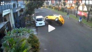 detik-detik-mobil-honda-brio-terguling-seusai-menabrak-honda-freed-di-perumahan-graha-raya.jpg