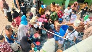 distribusi-air-bersih-pmi-banten.jpg