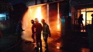 dua-rumah-terbakar-di-lopang.jpg