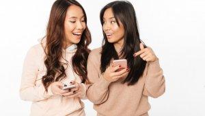 dua-wanita-sedang-chattingan.jpg