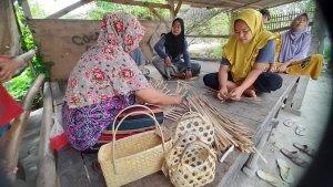 foto-warga-tegal-maja-sedang-menganyam-kerajinan-bambu.jpg