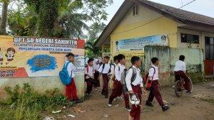 hari-pertama-masuk-sekolah-dasar-di-kabupaten-serang-senin-1872022.jpg