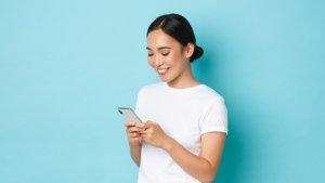 ilustrasi-wanita-sedang-bermain-smartphone.jpg