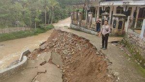 jalan-poros-desa-yang-longsor-di-kampung-sukarasa-desa-sukaresmi-sobang-lebak.jpg