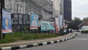 jelang-tahun-politik-2024-peserta-pemilu-mulai-terpampang-di-fasilitas-publik-di-kota-serang.jpg