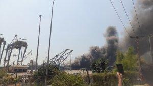 kapal-terbakar-terjadi-di-Pelabuhan-Indah-Kiat-Merak.jpg