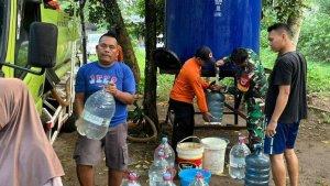kekeringan-Warga-antre-air-bersih.jpg