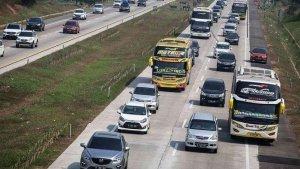 kendaraan-pemudik-dari-arah-jakarta-melewati-jalan-tol-jakarta-cikampek-di-cikampek.jpg