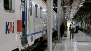 kereta-api-di-stasiun.jpg