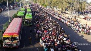 pekerja-migran-india-di-terminal-bus-anand-vihar-new-delhi.jpg