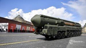 peluncur-rudal-balistik-antarbenua-yars-rusia-berparade.jpg
