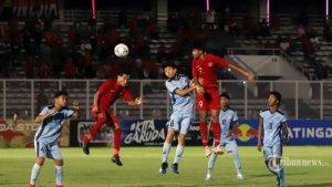 pemain-timnas-indonesia-u-16-berebut-bola.jpg