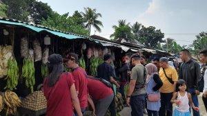 pemudik-buru-oleh-oleh.jpg