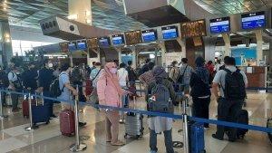 penumpang-antre-di-bandara-soetta.jpg