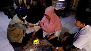 petugas-kesehatan-mendatangi-warga-Tangsel.jpg