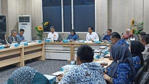 plh-sekda-provinsi-banten-virgojanti-rapat-komisi-i-dprd-banten.jpg