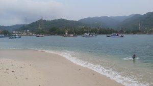 potres-keindahan-pantai-di-pulau-merak-kecil-dengan-latar-pegunungan.jpg