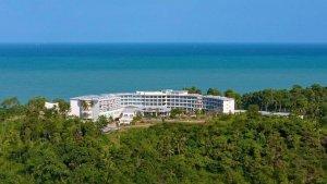 potret-novus-jiva-resort-hotel-anyer-dengan-latar-laut-yang-biru.jpg