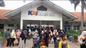 banten/potret-pemudik-mulai-balik-dari-sumatera-bersiap-menuju-kereta-di-stasiun-merak.jpg