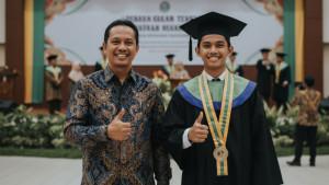 prompt-gemini-ai-ayah-dan-anak-wisuda.jpg