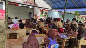 puluhan-murid-sdn-kiarajangkung-belajar-di-tenda.jpg