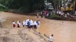 puluhan-siswa-SD-SMP-menyebrangi-sungai.jpg