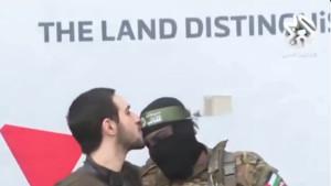 sandera-Israel-yang-cium-dahi-tentara-Hamas.jpg