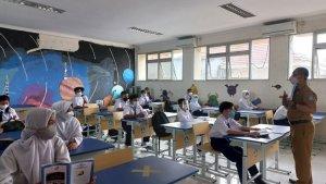siswa-smp-negeri-8-tangerang-selatan-mengikuti-pembelajaran-tatap-muka.jpg