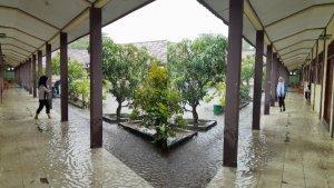 smpn-25-kota-serang-di-kelurahan-sawah-luhur-kecamatan-kasemen-teredam-banjir.jpg
