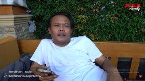 sule-menunggu-kehadiran-ibunya-di-rumah.jpg